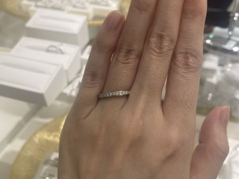 【EYE JEWELRY UMAKI(アイジュエリー ウマキ)の口コミ】 ダイヤ付きの結婚指輪を探しており、こちらを試着させていただきました。…