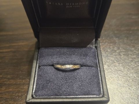【ラザール ダイヤモンド(LAZARE DIAMOND)の口コミ】 細めの指輪で、女性用にはダイヤがついてます。地味すぎず華やかすぎず、…