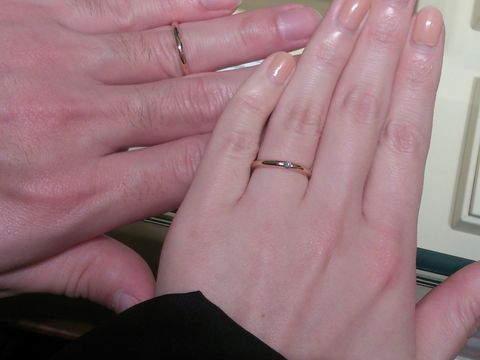 【ギンザタナカブライダル(GINZA TANAKA BRIDAL)の口コミ】 華奢なゴールドの結婚指輪です。レディースの方には一粒のダイヤモンドが…