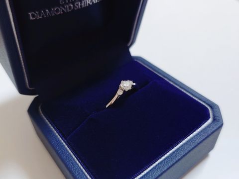 【銀座ダイヤモンドシライシの口コミ】 細めのデザインで、結婚指輪との重ね付けもしやすいです。左右の小さなダ…