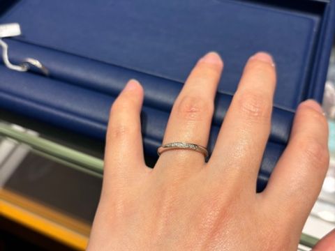 【銀座ダイヤモンドシライシの口コミ】 ストレートの形で、斜めにダイヤが入っているデザインを探していました。…