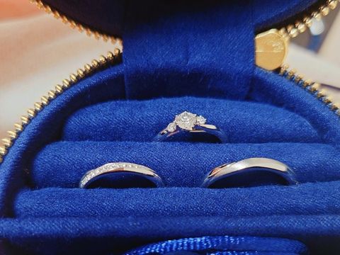 【銀座ダイヤモンドシライシの口コミ】 婚約指輪との重ね付けを考えて選びました。流れるように幅広くダイヤがあ…