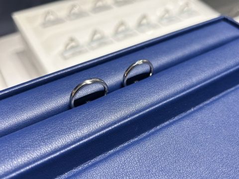 【銀座ダイヤモンドシライシの口コミ】 婚約指輪とセットのデザインとなります、女性側は小さなダイヤモンドがつ…