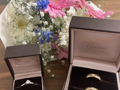 【アイプリモ(I-PRIMO)の口コミ】 太めのデザインで、肌馴染みのいいゴールドに惹かれました。婚約指輪はシ…