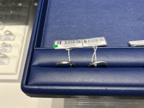 【銀座ダイヤモンドシライシの口コミ】 ゆるめのv字デザインが手によく馴染んだため。指につけると、相手側にはプ…