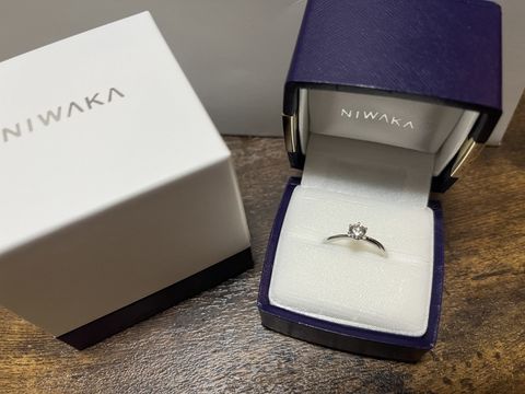 【俄(にわか)の口コミ】 デザインがシンプルながらに華やかでした。特別な日にこそ付けたくなりま…