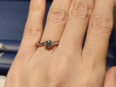 【銀座ダイヤモンドシライシの口コミ】 ホームページで見た時から気になっていたデザインでした。花をモチーフに…