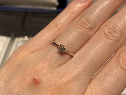 【銀座ダイヤモンドシライシの口コミ】 骨格ウェーブで水かきが大きいため、ウェーブもしくはVラインの指輪、かつ…