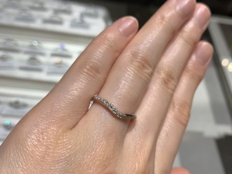 【ラザール ダイヤモンド(LAZARE DIAMOND)の口コミ】 骨格ウェーブのため、柔らかいウェーブでダイヤモンドが散りばめられてい…