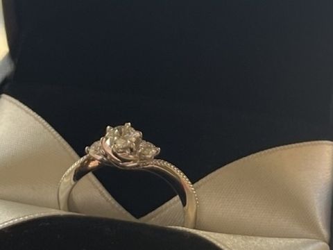 【エクセルコダイヤモンド(EXELCO DIAMOND)の口コミ】 上から見ると、メレダイヤのおかげでダイヤが一際大きく見えるミル打ちが…