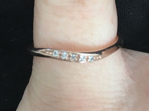 【4℃ BRIDAL(ヨンドシーブライダル)の口コミ】 細かいダイヤが５つ並んで入っていて、上品で可愛らしいデザインです！
色…