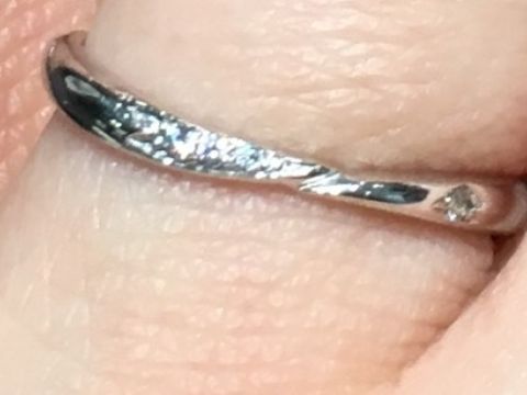 【JEWELRY  KAMATA(ジュエリーかまた)の口コミ】 シンプルな小さいダイヤが入っていて、手の色がワントーン明るく見えるよ…