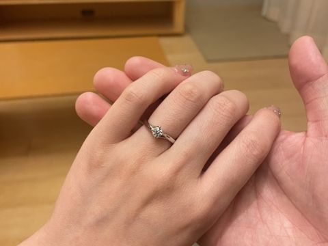 【アイプリモ(I-PRIMO)の口コミ】 リングは太めです。程よくウェーブがあります。ダイヤが埋め込みではなく…