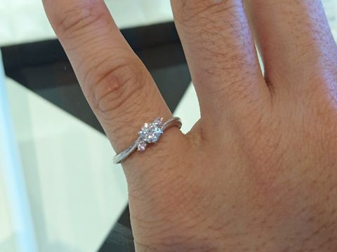 【JEWELRY  KAMATA(ジュエリーかまた)の口コミ】 真ん中のダイヤを引き立てるように両サイドに付いたピンクダイヤが可愛い…
