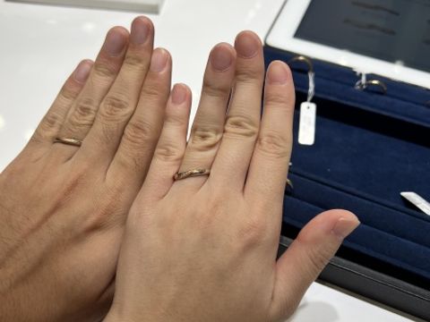 【4℃ BRIDAL(ヨンドシーブライダル)の口コミ】 シンプルでかわいい指輪がたくさんありました。ウェーブの物が1番好みでそ…