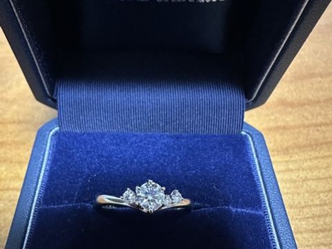 【銀座ダイヤモンドシライシの口コミ】 シンプルで重ね付けしやすいのがポイント
ヴイの形が程よく指を細く見せて…