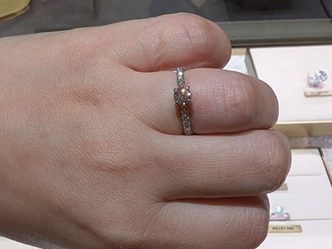 【カルティエ(Cartier)の口コミ】 センターダイヤとメレダイヤのバランスがとてもよいです。華やかさもあり…