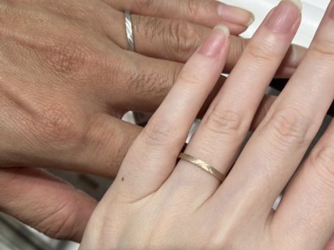 【AHKAH(アーカー)の口コミ】 折り目の様になっているデザインで丸みの無い太めのリングで、プラチナと…