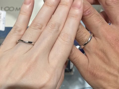 【ミルフローラ(Milluflora)の口コミ】 Vのタイプでシンプルなデザインのものと、ストレートで指輪のライン部分が…