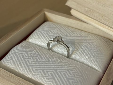 【TOMOE(トモエ)の口コミ】 大きなダイヤの周りに小さなダイヤがついていて、派手すぎずにしっかり存…