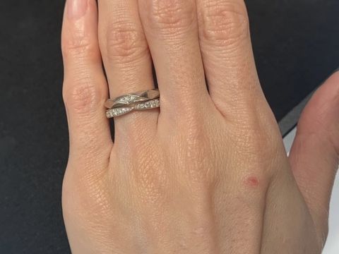 【ティファニー(Tiffany & Co.)の口コミ】 とにかくダイヤがとても綺麗でした。暗いところでもキラキラと輝いて、照…