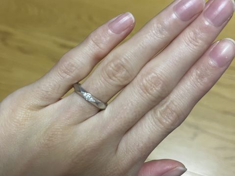 【ブシュロン(BOUCHERON)の口コミ】 あまり婚約指輪らしくはないデザインですが、とにかく普段使いしたいのと…