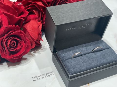 【ラザール ダイヤモンド(LAZARE DIAMOND)の口コミ】 婚約指輪がSのデザインだったので重ね付けでからデザインを探しました。
…