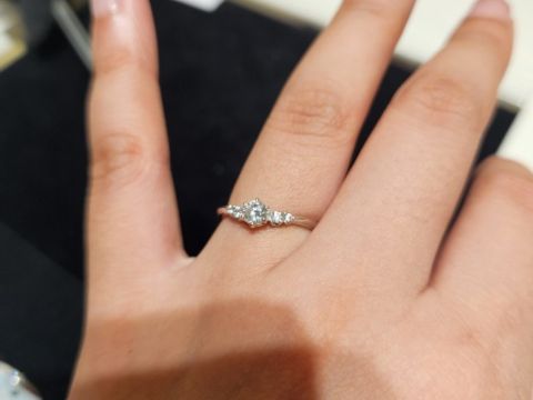 【TRECENTI(トレセンテ)の口コミ】 指輪のVのラインが可愛くて試着させてもらいました。ラインが繊細であり、…