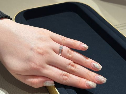 【ショーメ(CHAUMET)の口コミ】 婚約指輪としては唯一無二のデザインで、特別な時におしゃれアイテムとし…
