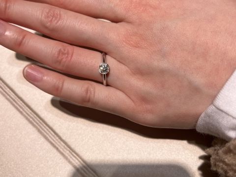 【ブルガリ(BVLGARI)の口コミ】 真ん中のダイヤモンドを、周りの小さいダイヤが取り囲むことで、お花のよ…