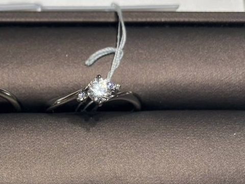 【アイプリモ(I-PRIMO)の口コミ】 自分に似合う、ウェーブラインのリングから選びました。真ん中のダイヤモ…