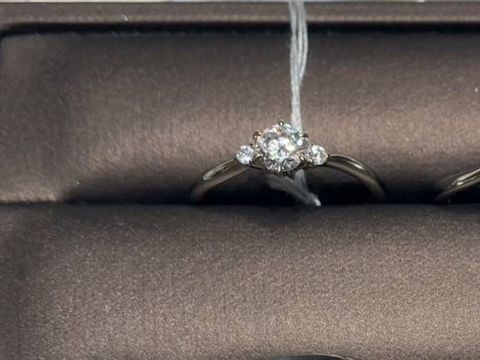 【アイプリモ(I-PRIMO)の口コミ】 ウェーブラインの結婚指輪に合うリングということで、こちらのヴィオラと…