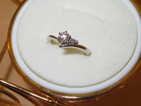 【BRILLIANCE+(ブリリアンスプラス)の口コミ】 ネットで自分でダイヤのランクやデザインを選べたことです。
ブティックで…