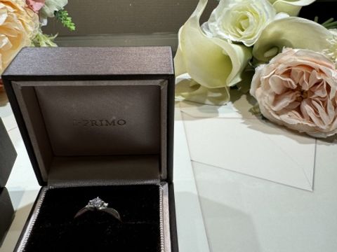【アイプリモ(I-PRIMO)の口コミ】 ダイヤの両端にもストーンがあって見た目が可愛い。
ダイヤの輝きがどの方…