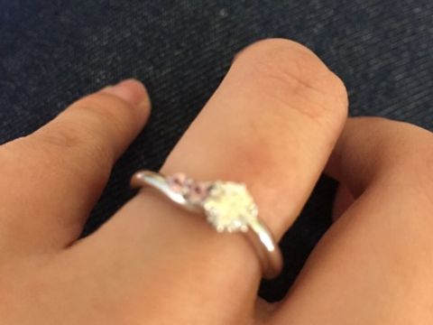 【Mariage ent(マリアージュエント)の口コミ】 ピンクダイヤの入った指輪に惹かれ、その中から探しました。左右非対称の…