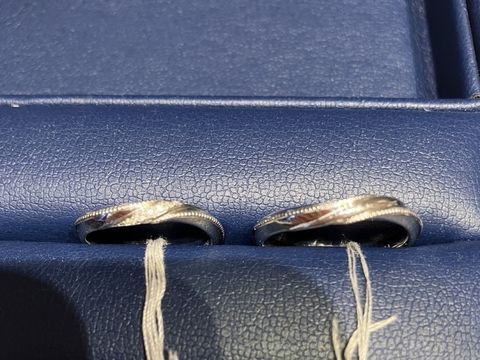 【銀座ダイヤモンドシライシの口コミ】 ベースのデザイン自体はシンプルですが、細かいミル打ちのデザインが個性…