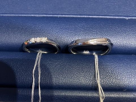 【銀座ダイヤモンドシライシの口コミ】 シンプルなウェーブラインのリングですが、3粒並んだダイヤが、よくあるラ…