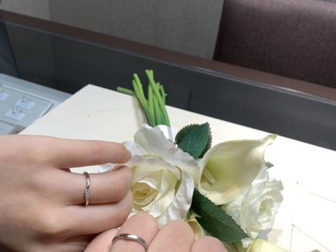 【アイプリモ(I-PRIMO)の口コミ】 【指輪のデザイン・テイスト・素材について】太すぎない指輪にV字のデザイ…