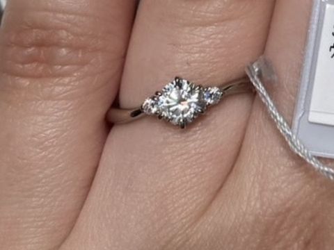 【アイプリモ(I-PRIMO)の口コミ】 手や指の特徴から、ウェーブタイプのリングが似合うと言っていただき、試…