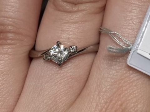 【アイプリモ(I-PRIMO)の口コミ】 ウェーブラインのエンゲージリングで探しており、こちらを試着しました。…