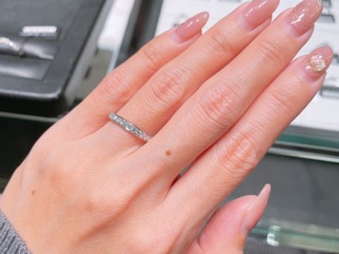 【ラザール ダイヤモンド(LAZARE DIAMOND)の口コミ】 ハーフエタニティをいくつか見せてもらいました。通常、指輪の半周しかダ…
