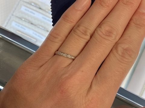 【ヴァンドーム青山(VENDOME AOYAMA)の口コミ】 華奢なラインとダイヤが手元を綺麗に見せてくれます。
少しダイヤが多過ぎ…