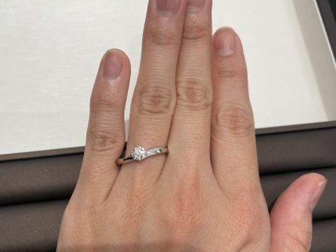 【銀座ダイヤモンドシライシの口コミ】 ウェーブがかったデザインが手元を美しく見せてくれるため、華やかさと上…