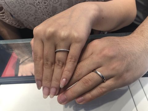 【銀座ダイヤモンドシライシの口コミ】 色んなブランドのお店でこの形のリングを見比べましたが、1番輝きがあり、…