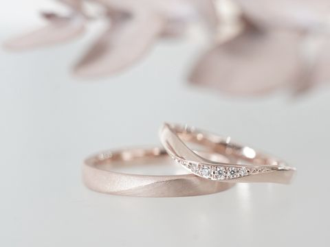 【renri(レンリ)の口コミ】 2人で手作りしました。
婚約指輪にあわせ、ピンクゴールドで製作。
彼のデ…