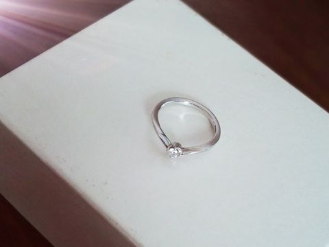 【4℃ BRIDAL(ヨンドシーブライダル)の口コミ】 形やデザインが珍しく、とても可愛くて一目惚れしました。
一生に一度のプ…