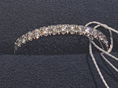 【4℃ BRIDAL(ヨンドシーブライダル)の口コミ】 プラチナ素材のシンプルなハーフエタニティリングを探していたので、理想…