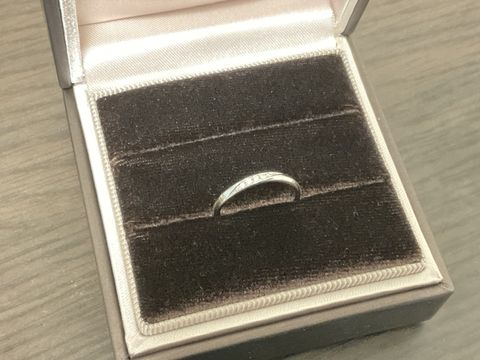 【アイプリモ(I-PRIMO)の口コミ】 指輪の形状は少しウエーブがかかっており、手元が綺麗に見えます。ダイヤ…