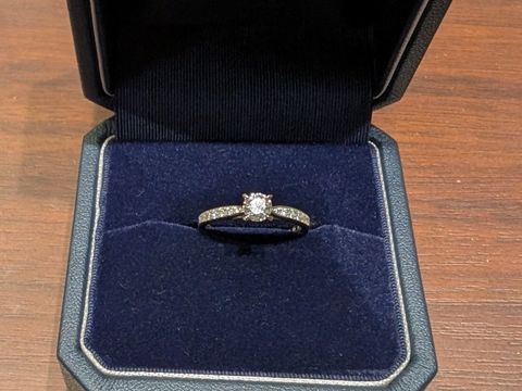 【銀座ダイヤモンドシライシの口コミ】 diana.dというデザインで、４つの爪で留めたメインダイヤのサイドにメレダ…