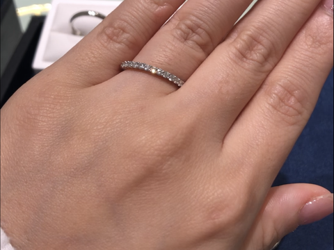 【4℃ BRIDAL(ヨンドシーブライダル)の口コミ】 元々ハーフエタニティというデザインの指輪を探していて、このデザインが…